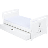 Patut din lemn bebe, Transformabil si pentru junior, 120x60 cm, Cu sertar cu capac, Din lemn de pin si mdf, Stabil si rezistent, Inaltime reglabila pe 3 nivele, Laterala cu 3 bete detasabile EN716-1 EN716-2, Alb, Babyneeds, Nadia II, Girafa + Saltea 10 cm