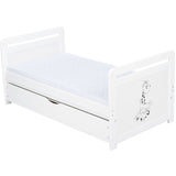 Patut din lemn bebe, Transformabil si pentru junior, 120x60 cm, Cu sertar cu capac, Din lemn de pin si mdf, Stabil si rezistent, Inaltime reglabila pe 3 nivele, Laterala cu 3 bete detasabile EN716-1 EN716-2, Alb, Babyneeds, Nadia II, Girafa + Saltea 10 cm