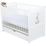 Patut din lemn bebe, Transformabil si pentru junior, 120x60 cm, Cu sertar cu capac, Din lemn de pin si mdf, Stabil si rezistent, Inaltime reglabila pe 3 nivele, Laterala cu 3 bete detasabile EN716-1 EN716-2, Alb, Babyneeds, Nadia II, Girafa + Saltea 10 cm