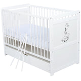 Patut din lemn bebe, Transformabil si pentru junior, 120x60 cm, Cu sertar cu capac, Din lemn de pin si mdf, Stabil si rezistent, Inaltime reglabila pe 3 nivele, Laterala cu 3 bete detasabile, EN716-1 EN716-2, Alb, Babyneeds, Nadia II, Girafa + Saltea 8 cm