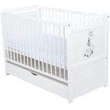 Patut din lemn bebe, Transformabil si pentru junior, 120x60 cm, Cu sertar cu capac, Din lemn de pin si mdf, Stabil si rezistent, Inaltime reglabila pe 3 nivele, Laterala cu 3 bete detasabile, EN716-1 EN716-2, Alb, Babyneeds, Nadia II, Girafa + Saltea 8 cm