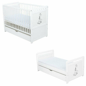 Patut din lemn bebe, Transformabil si pentru junior, 120x60 cm, Cu sertar cu capac, Din lemn de pin si mdf, Stabil si rezistent, Inaltime reglabila pe 3 nivele, Laterala cu 3 bete detasabile, EN716-1 EN716-2, Alb, Babyneeds, Nadia II, Girafa + Saltea 8 cm