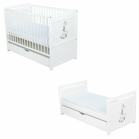 Patut din lemn bebe, Transformabil si pentru junior, 120x60 cm, Cu sertar cu capac, Din lemn de pin si mdf, Stabil si rezistent, Inaltime reglabila pe 3 nivele, Laterala cu 3 bete detasabile, EN716-1 EN716-2, Alb, Babyneeds, Nadia II, Girafa + Saltea 8 cm