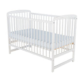 Patut din lemn bebe, 120x60 cm, Din lemn de pin, Stabil si rezistent, Inaltime saltea reglabila pe 3 nivele, Laterala cu 3 bete detasabile, EN716-1, EN716-2, Alb, Babyneeds, Ola