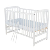 Patut din lemn bebe, 120x60 cm, Din lemn de pin, Stabil si rezistent, Inaltime saltea reglabila pe 3 nivele, Laterala cu 3 bete detasabile, EN716-1, EN716-2, Alb, Babyneeds, Ola
