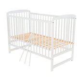 Patut din lemn bebe, 120X60 cm, Din lemn de pin, Stabil si rezistent, Inaltime saltea reglabila pe 3 nivele, Laterala cu 3 bete detasabile, EN716-1, EN716-2, Alb, Babyneeds, Ola + Saltea 8 cm