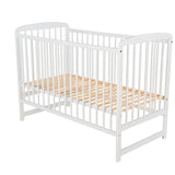 Patut din lemn bebe, 120X60 cm, Din lemn de pin, Stabil si rezistent, Inaltime saltea reglabila pe 3 nivele, Laterala cu 3 bete detasabile, EN716-1, EN716-2, Alb, Babyneeds, Ola + Saltea 8 cm