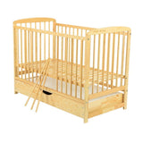 Patut din lemn bebe, 120x60 cm, Cu sertar cu capac, Din lemn de pin si mdf, Stabil si rezistent, Inaltime saltea reglabila pe 3 nivele, Laterala cu 3 bete detasabile, EN716-1, EN716-2, Natur, Babyneeds, Ola + Saltea 12 cm