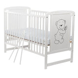 Patut din lemn bebe, 120x60 cm, Din lemn de pin si mdf, Stabil si rezistent, Inaltime saltea reglabila pe 3 nivele, Laterala cu 3 bete detasabile, EN716-1, EN716-2, Alb, Babyneeds, Timmi + Saltea 10 cm