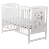 Patut din lemn bebe, 120x60 cm, Din lemn de pin si mdf, Stabil si rezistent, Inaltime saltea reglabila pe 3 nivele, Laterala cu 3 bete detasabile, EN716-1, EN716-2, Alb, Babyneeds, Timmi + Saltea 12 cm