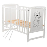 Patut din lemn bebe, 120x60 cm, Din lemn de pin si mdf, Stabil si rezistent, Inaltime saltea reglabila pe 3 nivele, Laterala cu 3 bete detasabile, EN716-1, EN716-2, Alb, Babyneeds, Timmi + Saltea 12 cm