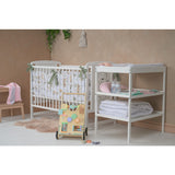 Patut din lemn bebe, 120x60 cm, Cu laterala culisanta, Din lemn de pin si mdf, Stabil si rezistent, Inaltime saltea reglabila pe 3 nivele, Laterala cu 3 bete detasabile, EN716-1, EN716-2, Alb, Babyneeds, Timmi