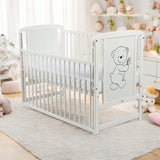 Patut din lemn bebe, 120x60 cm, Cu laterala culisanta, Din lemn de pin si mdf, Stabil si rezistent, Inaltime saltea reglabila pe 3 nivele, Laterala cu 3 bete detasabile, EN716-1, EN716-2, Alb, Babyneeds, Timmi