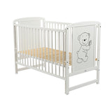 Patut din lemn bebe, 120x60 cm, Cu laterala culisanta, Din lemn de pin si mdf, Stabil si rezistent, Inaltime saltea reglabila pe 3 nivele, Laterala cu 3 bete detasabile, EN716-1, EN716-2, Alb, Babyneeds, Timmi