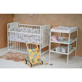 Patut din lemn bebe, 120x60 cm, Cu laterala culisanta, Din lemn de pin si mdf, Stabil si rezistent, Inaltime saltea reglabila pe 3 nivele, Laterala cu 3 bete detasabile, EN716-1, EN716-2, Alb, Babyneeds, Timmi + Saltea 10 cm