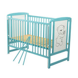 Patut din lemn bebe, 120x60 cm, Cu laterala culisanta, Din lemn de pin si mdf, Stabil si rezistent, Inaltime saltea reglabila pe 3 nivele, Laterala cu 3 bete detasabile, EN716-1, EN716-2, Mint, Babyneeds, Timmi + Saltea 10 cm