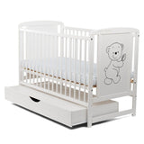 Patut din lemn bebe, 120x60 cm, Cu sertar cu capac, Din lemn de pin si mdf, Stabil si rezistent, Inaltime saltea reglabila pe 3 nivele, Laterala cu 3 bete detasabile, EN716-1, EN716-2, Alb, Babyneeds, Timmi