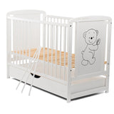 Patut din lemn bebe, 120x60 cm, Cu sertar cu capac, Din lemn de pin si mdf, Stabil si rezistent, Inaltime saltea reglabila pe 3 nivele, Laterala cu 3 bete detasabile, EN716-1, EN716-2, Alb, Babyneeds, Timmi
