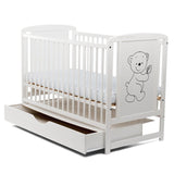 Patut din lemn bebe, 120x60 cm, Cu sertar cu capac, Din lemn de pin si mdf, Stabil si rezistent, Inaltime saltea reglabila pe 3 nivele, Laterala cu 3 bete detasabile, EN716-1, EN716-2, Alb, Babyneeds, Timmi + Saltea 10 cm