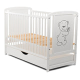 Patut din lemn bebe, 120x60 cm, Cu sertar cu capac, Din lemn de pin si mdf, Stabil si rezistent, Inaltime saltea reglabila pe 3 nivele, Laterala cu 3 bete detasabile, EN716-1, EN716-2, Alb, Babyneeds, Timmi + Saltea 10 cm