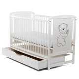 Patut din lemn bebe, 120x60 cm, Cu sertar cu capac, Din lemn de pin si mdf, Stabil si rezistent, Inaltime saltea reglabila pe 3 nivele, Laterala cu 3 bete detasabile, EN716-1, EN716-2, Alb, Babyneeds, Timmi + Saltea 12 cm