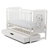 Patut din lemn bebe, 120x60 cm, Cu sertar cu capac, Din lemn de pin si mdf, Stabil si rezistent, Inaltime saltea reglabila pe 3 nivele, Laterala cu 3 bete detasabile, EN716-1, EN716-2, Alb, Babyneeds, Timmi + Saltea 8 cm
