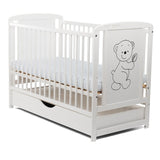 Patut din lemn bebe, 120x60 cm, Cu sertar cu capac, Din lemn de pin si mdf, Stabil si rezistent, Inaltime saltea reglabila pe 3 nivele, Laterala cu 3 bete detasabile, EN716-1, EN716-2, Alb, Babyneeds, Timmi + Saltea 8 cm