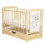 Patut din lemn bebe, 120x60 cm, Cu sertar cu capac, Din lemn de pin si mdf, Stabil si rezistent, Inaltime saltea reglabila pe 3 nivele, Laterala cu 3 bete detasabile, EN716-1, EN716-2, Natur, Babyneeds, Timmi + Saltea 12 cm