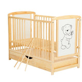 Patut din lemn bebe, 120x60 cm, Cu sertar cu capac, Din lemn de pin si mdf, Stabil si rezistent, Inaltime saltea reglabila pe 3 nivele, Laterala cu 3 bete detasabile, EN716-1, EN716-2, Natur, Babyneeds, Timmi + Saltea 12 cm