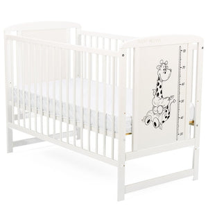 Patut din lemn bebe, 120x60 cm, Din lemn de pin si mdf, Stabil si rezistent, Inaltime saltea reglabila pe 3 nivele, Laterala cu 3 bete detasabile, EN716-1, EN716-2, Alb, Babyneeds, Timmi Girafa
