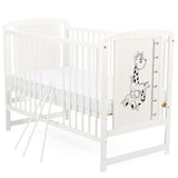 Patut din lemn bebe, 120x60 cm, Din lemn de pin si mdf, Stabil si rezistent, Inaltime saltea reglabila pe 3 nivele, Laterala cu 3 bete detasabile, EN716-1, EN716-2, Alb, Babyneeds, Timmi Girafa + Saltea 12 cm