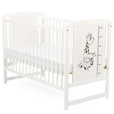 Patut din lemn bebe, 120x60 cm, Din lemn de pin si mdf, Stabil si rezistent, Inaltime saltea reglabila pe 3 nivele, Laterala cu 3 bete detasabile, EN716-1, EN716-2, Alb, Babyneeds, Timmi Girafa + Saltea 8 cm