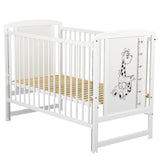 Patut din lemn bebe, 120x60 cm, Cu laterala culisanta, Din lemn de pin si mdf, Stabil si rezistent, Inaltime saltea reglabila pe 3 nivele, Laterala cu 3 bete detasabile, EN716-1, EN716-2, Alb, Babyneeds, Timmi Girafa