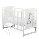 Patut din lemn bebe, 120x60 cm, Cu laterala culisanta, Din lemn de pin si mdf, Stabil si rezistent, Inaltime saltea reglabila pe 3 nivele, Laterala cu 3 bete detasabile, EN716-1, EN716-2, Alb, Babyneeds, Timmi Girafa + Saltea 12 cm