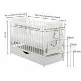 Patut din lemn bebe, 120x60 cm, Cu sertar cu capac, Din lemn de pin si mdf, Stabil si rezistent, Inaltime saltea reglabila pe 3 nivele, Laterala cu 3 bete detasabile, EN716-1, EN716-2, Alb, Babyneeds, Timmi Girafa + Saltea 10 cm