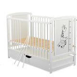 Patut din lemn bebe, 120x60 cm, Cu sertar cu capac, Din lemn de pin si mdf, Stabil si rezistent, Inaltime saltea reglabila pe 3 nivele, Laterala cu 3 bete detasabile, EN716-1, EN716-2, Alb, Babyneeds, Timmi Girafa + Saltea 10 cm