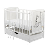 Patut din lemn bebe, 120x60 cm, Cu sertar cu capac, Din lemn de pin si mdf, Stabil si rezistent, Inaltime saltea reglabila pe 3 nivele, Laterala cu 3 bete detasabile, EN716-1, EN716-2, Alb, Babyneeds, Timmi Girafa + Saltea 10 cm
