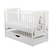 Patut din lemn bebe, 120x60 cm, Cu sertar cu capac, Din lemn de pin si mdf, Stabil si rezistent, Inaltime saltea reglabila pe 3 nivele, Laterala cu 3 bete detasabile, EN716-1, EN716-2, Alb, Babyneeds, Timmi Girafa + Saltea 10 cm