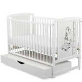 Patut din lemn bebe, 120x60 cm, Cu sertar cu capac, Din lemn de pin si mdf, Stabil si rezistent, Inaltime saltea reglabila pe 3 nivele, Laterala cu 3 bete detasabile, EN716-1, EN716-2, Alb, Babyneeds, Timmi Girafa + Saltea 10 cm