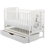 Patut din lemn bebe, 120x60 cm, Cu sertar cu capac, Din lemn de pin si mdf, Stabil si rezistent, Inaltime saltea reglabila pe 3 nivele, Laterala cu 3 bete detasabile, EN716-1, EN716-2, Alb, Babyneeds, Timmi Girafa + Saltea 10 cm