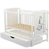 Patut din lemn bebe, 120x60 cm, Cu sertar cu capac, Din lemn de pin si mdf, Stabil si rezistent, Inaltime saltea reglabila pe 3 nivele, Laterala cu 3 bete detasabile, EN716-1, EN716-2, Alb, Babyneeds, Timmi Girafa + Saltea 10 cm