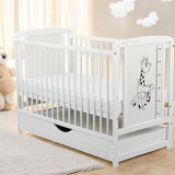 Patut din lemn bebe, 120x60 cm, Cu sertar cu capac, Din lemn de pin si mdf, Stabil si rezistent, Inaltime saltea reglabila pe 3 nivele, Laterala cu 3 bete detasabile, EN716-1, EN716-2, Alb, Babyneeds, Timmi Girafa + Saltea 12 cm