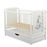 Patut din lemn bebe, 120x60 cm, Cu sertar cu capac, Din lemn de pin si mdf, Stabil si rezistent, Inaltime saltea reglabila pe 3 nivele, Laterala cu 3 bete detasabile, EN716-1, EN716-2, Alb, Babyneeds, Timmi Girafa + Saltea 12 cm