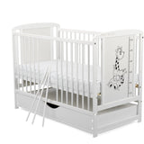Patut din lemn bebe, 120x60 cm, Cu sertar cu capac, Din lemn de pin si mdf, Stabil si rezistent, Inaltime saltea reglabila pe 3 nivele, Laterala cu 3 bete detasabile, EN716-1, EN716-2, Alb, Babyneeds, Timmi Girafa + Saltea 12 cm