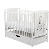 Patut din lemn bebe, 120x60 cm, Cu sertar cu capac, Din lemn de pin si mdf, Stabil si rezistent, Inaltime saltea reglabila pe 3 nivele, Laterala cu 3 bete detasabile, EN716-1, EN716-2, Alb, Babyneeds, Timmi Girafa + Saltea 12 cm