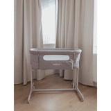 Patut co-sleeper, Feedo, Pliabil, Reglabil in 5 pozitii, Cu laterala detasabila, Include geanta de transport si salteluta, Cu roti, Greutate maxima suportata 9 kg, 0-5 luni, Gri