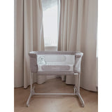 Patut co-sleeper, Feedo, Pliabil, Reglabil in 5 pozitii, Cu laterala detasabila, Include geanta de transport si salteluta, Cu roti, Greutate maxima suportata 9 kg, 0-5 luni, Gri