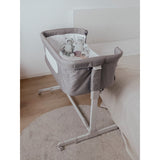 Patut co-sleeper, Feedo, Pliabil, Reglabil in 5 pozitii, Cu laterala detasabila, Include geanta de transport si salteluta, Cu roti, Greutate maxima suportata 9 kg, 0-5 luni, Gri