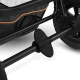 Carucior 3 in 1, Lionelo, Amber, Cadru aluminiu, Cu landou intarit si salteluta moale, Cu scoica auto testata ADAC, Reversibil, Cu accesorii, Geanta parinti, Pana la 22 kg, Gri Inchis
