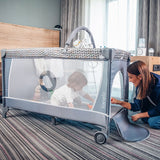 Patut pliant, Lionelo, Flower, Cu doua nivele, Cu arcada, Geanta transport, Masuta de infasat, Bara cu jucarii, Fereastra laterala, 120x60 cm, Conform cu standardele europeane de securitate EN 716 si EN12221, Roz